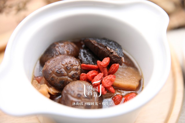花菇汤的家常做法(花菇的搭配煲汤的禁忌)