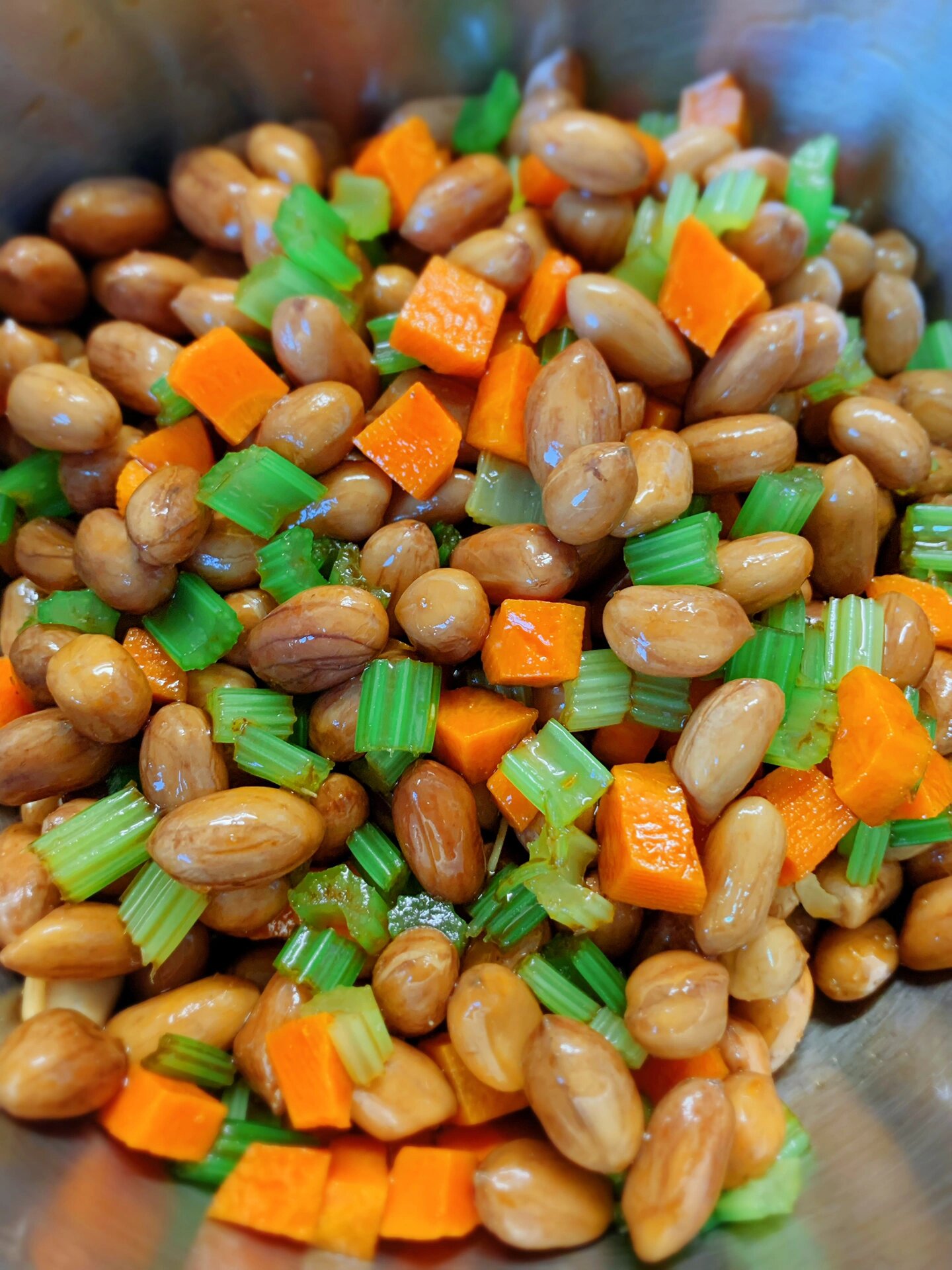 凉菜放葱姜蒜吗(凉菜放葱姜蒜吗怎么放)