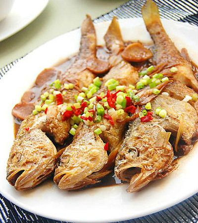 家常干烧鱼(怎么做干烧鱼)