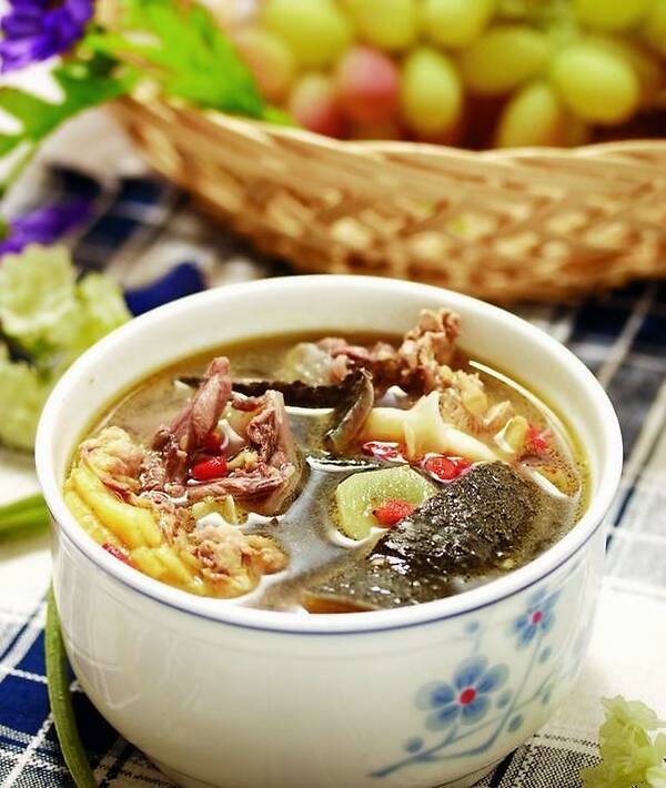 炖甲鱼汤加什么素菜(炖甲鱼汤加什么素菜好吃)