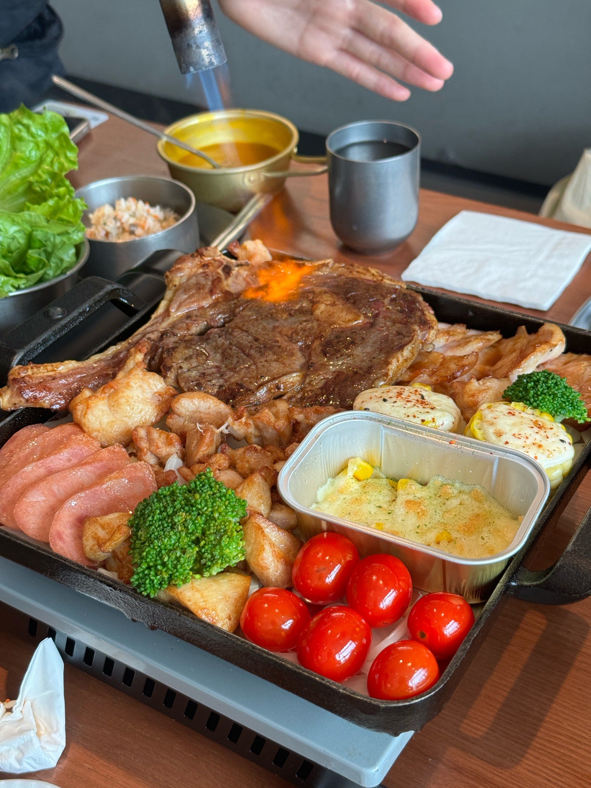 煎牛排一般配什么素菜(煎牛排一般配什么素菜好吃)