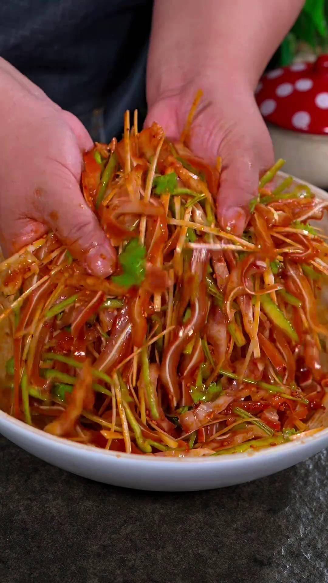 拌凉菜放什么油香(拌凉菜放什么油香味持久)