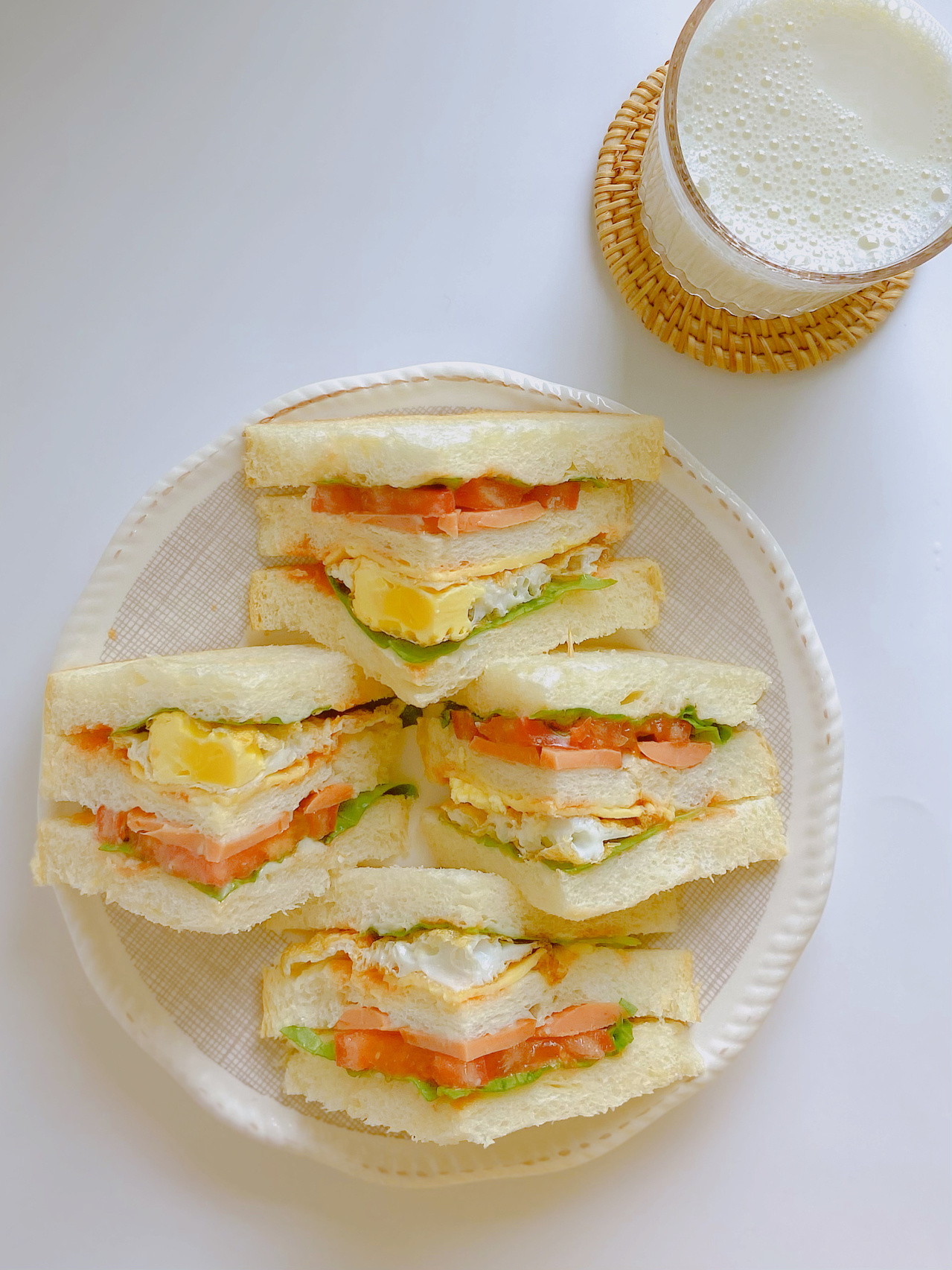 三明治和牛奶早餐图片(三明治加牛奶的营养价值)