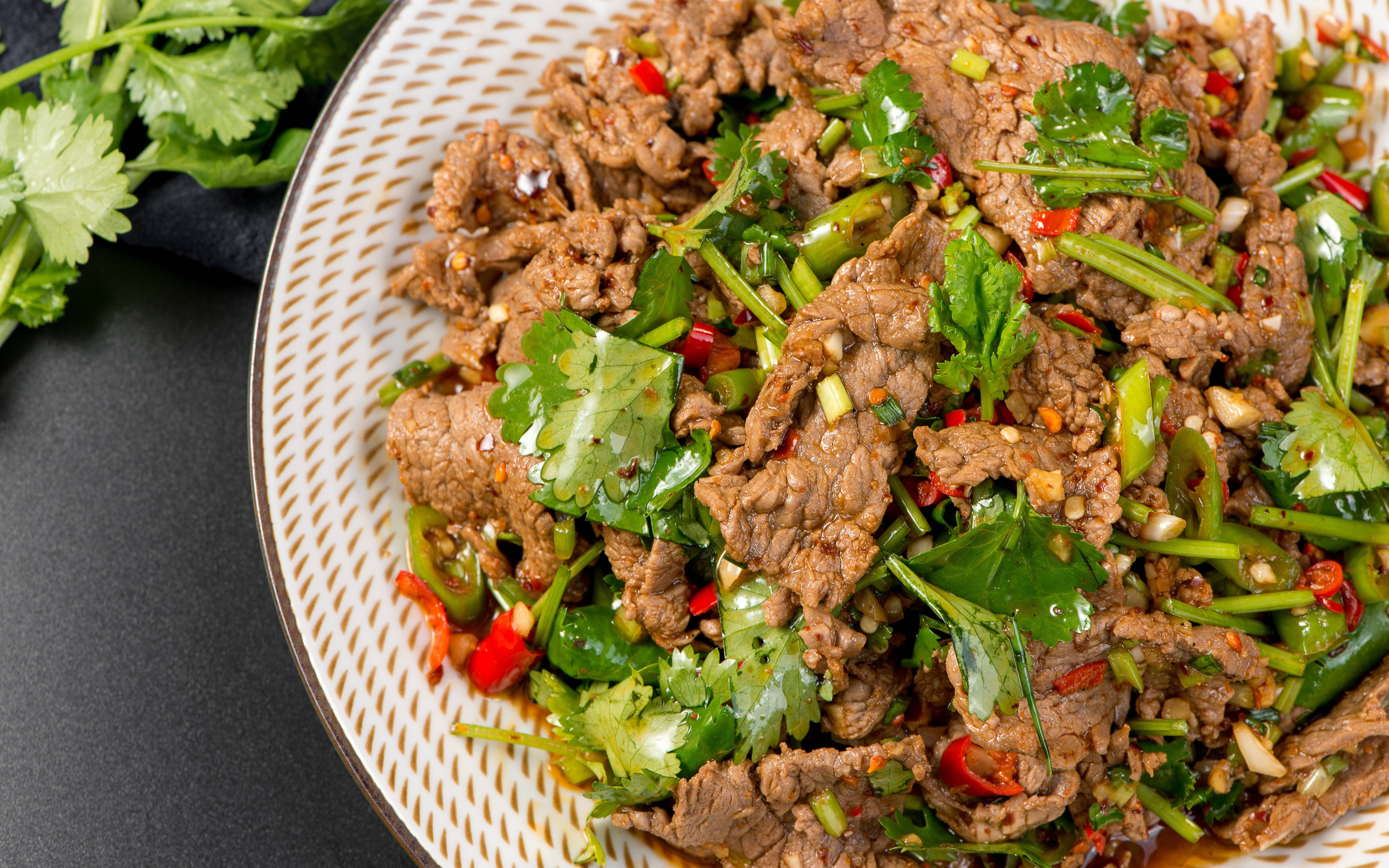 香菜拌牛肉的特色(香菜拌牛肉的功效与作用)