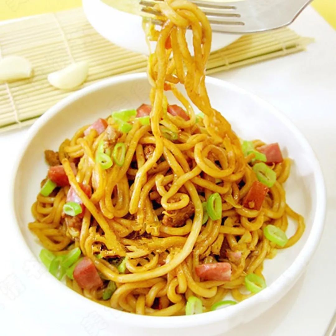 小吃炒面有那些(小吃街炒面放什么调料)