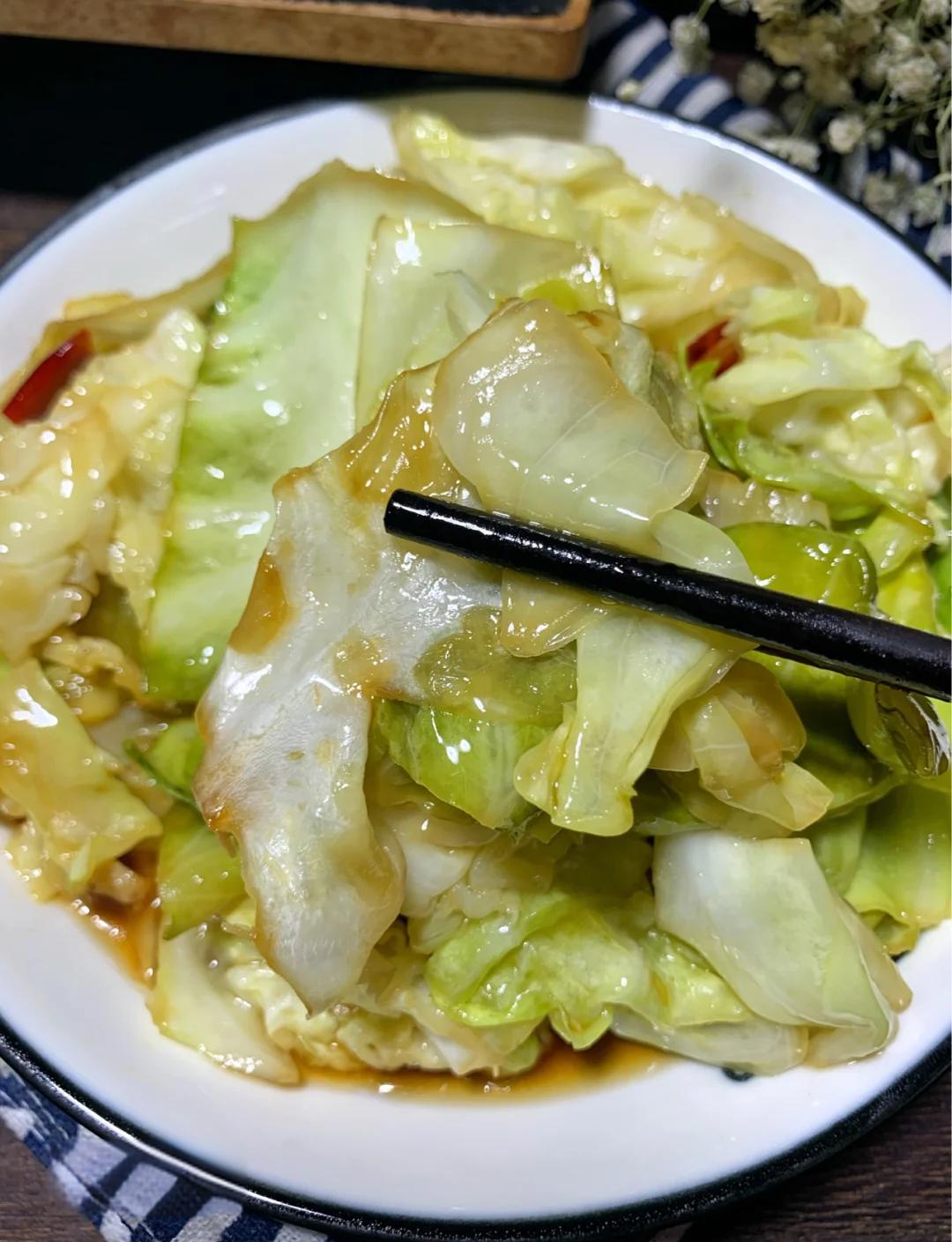 爆炒卷心菜的特色(爆炒卷心菜的特色菜是什么)