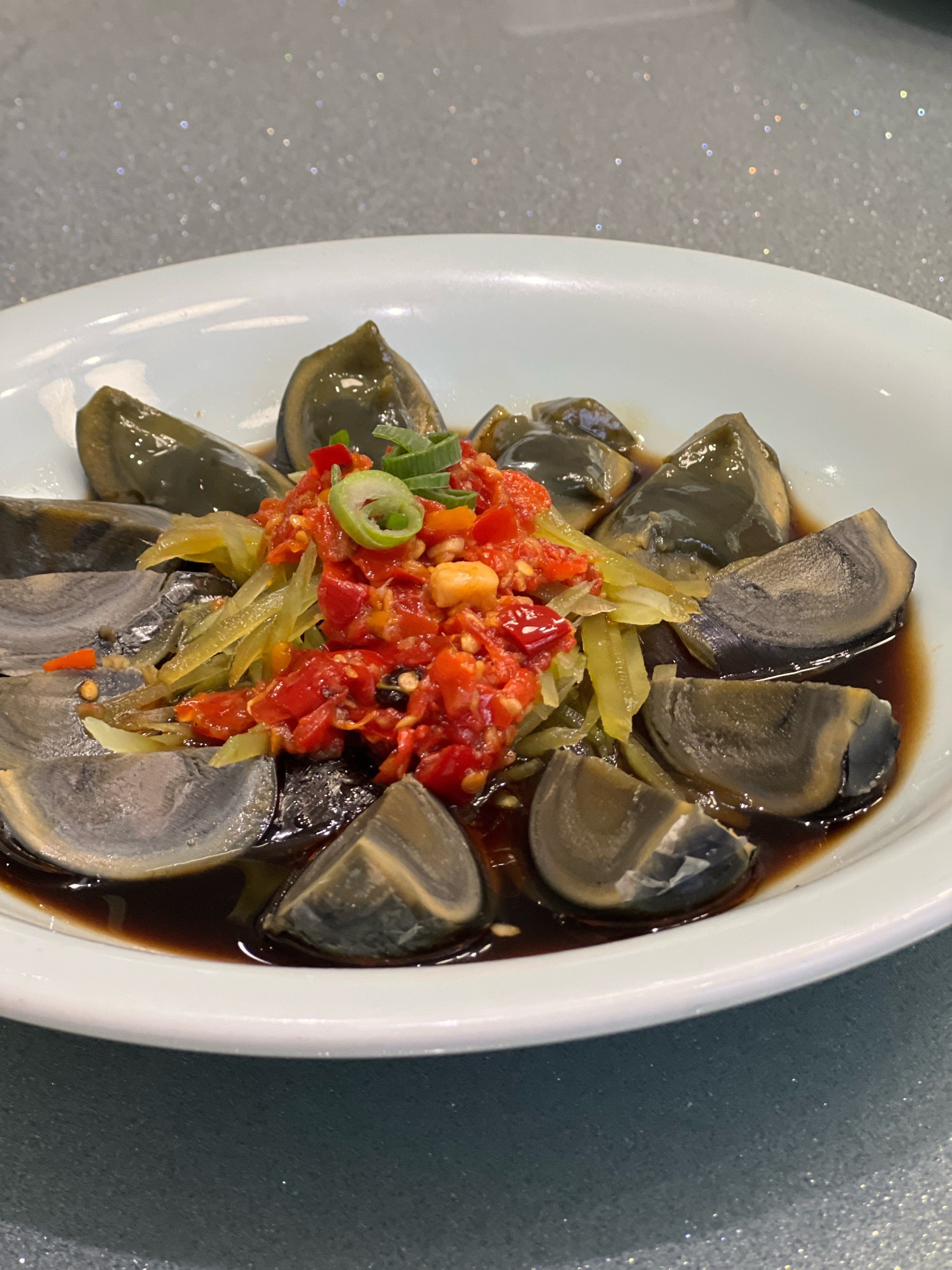 皮蛋孔雀开屏凉菜(孔雀下软皮蛋怎么办)