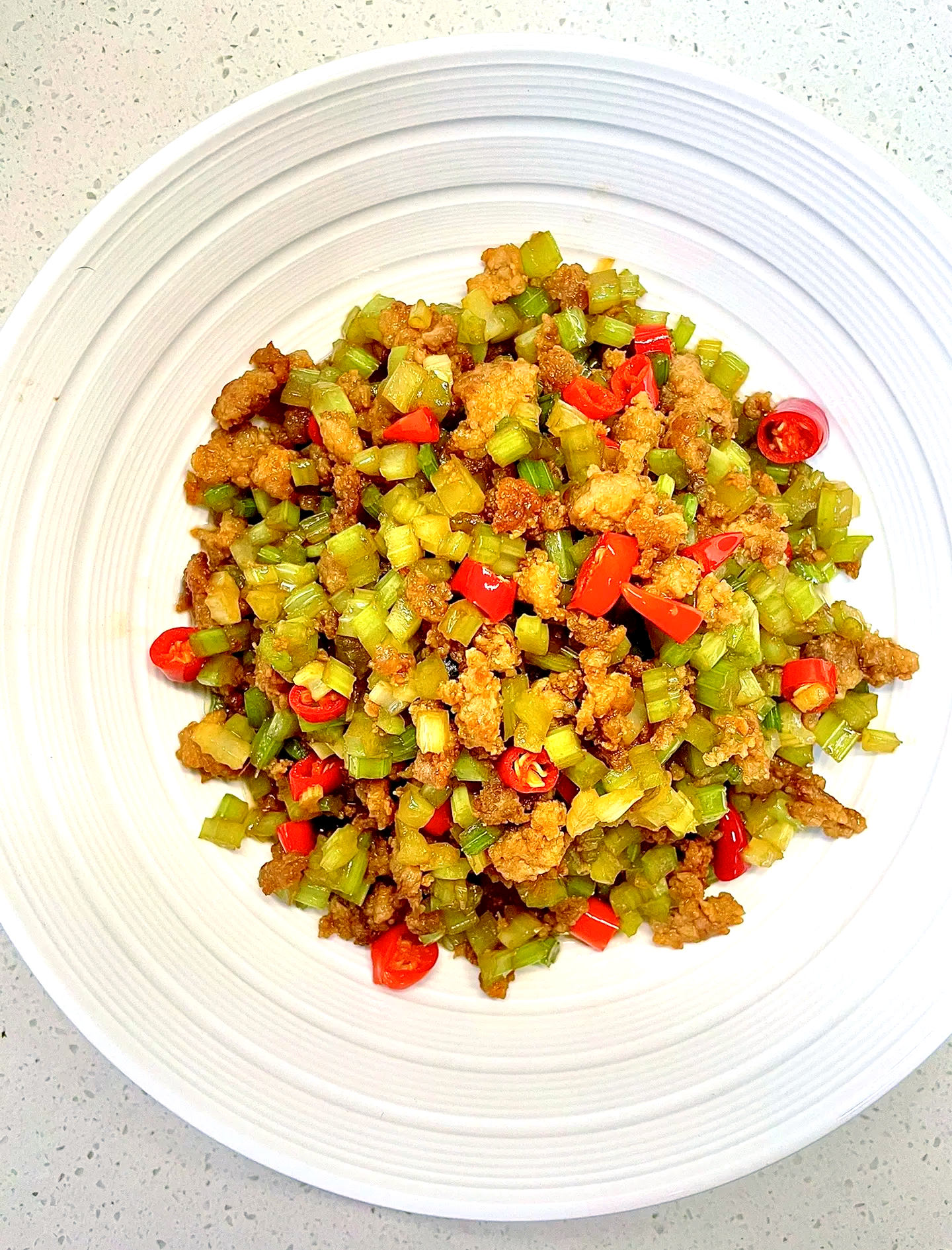 西芹腊肉家常做法(西芹炒腊肉有什么营养价值)