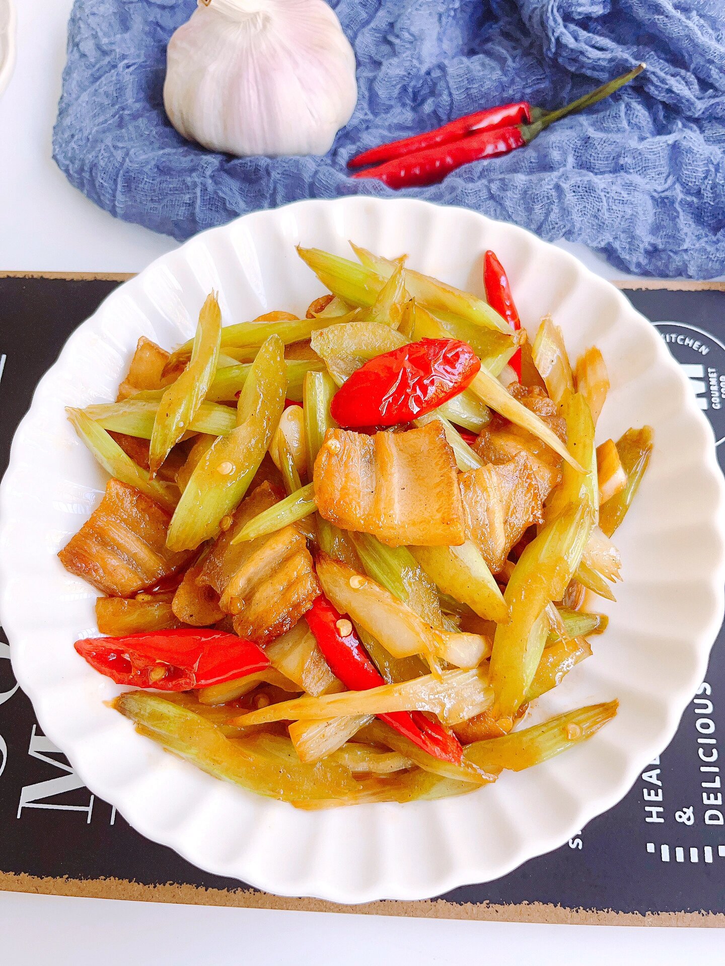 西芹腊肉家常做法(西芹炒腊肉有什么营养价值)