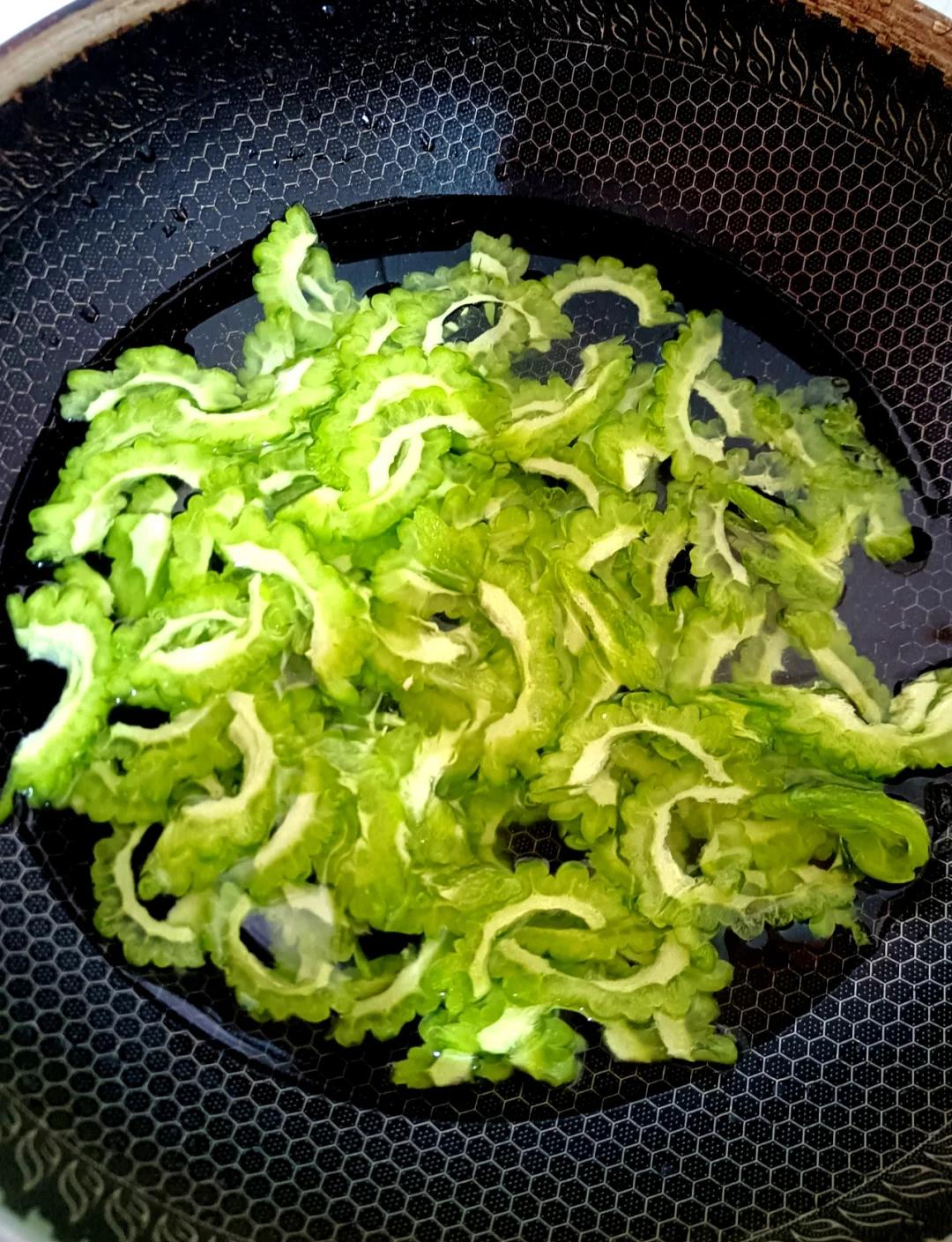 苦瓜家常菜做法大全(苦瓜家常菜做法大全窍门)