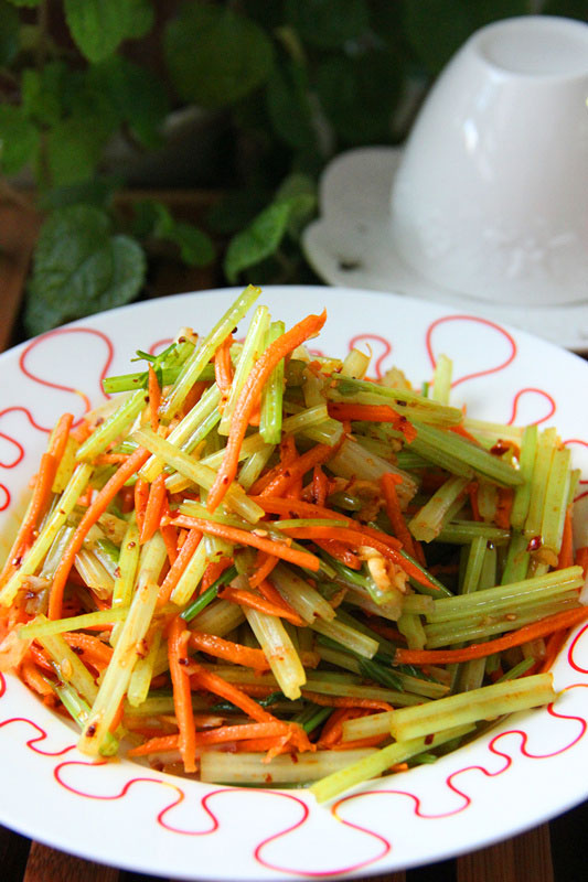 芹菜胡萝卜凉菜(芹菜胡萝卜凉拌菜)