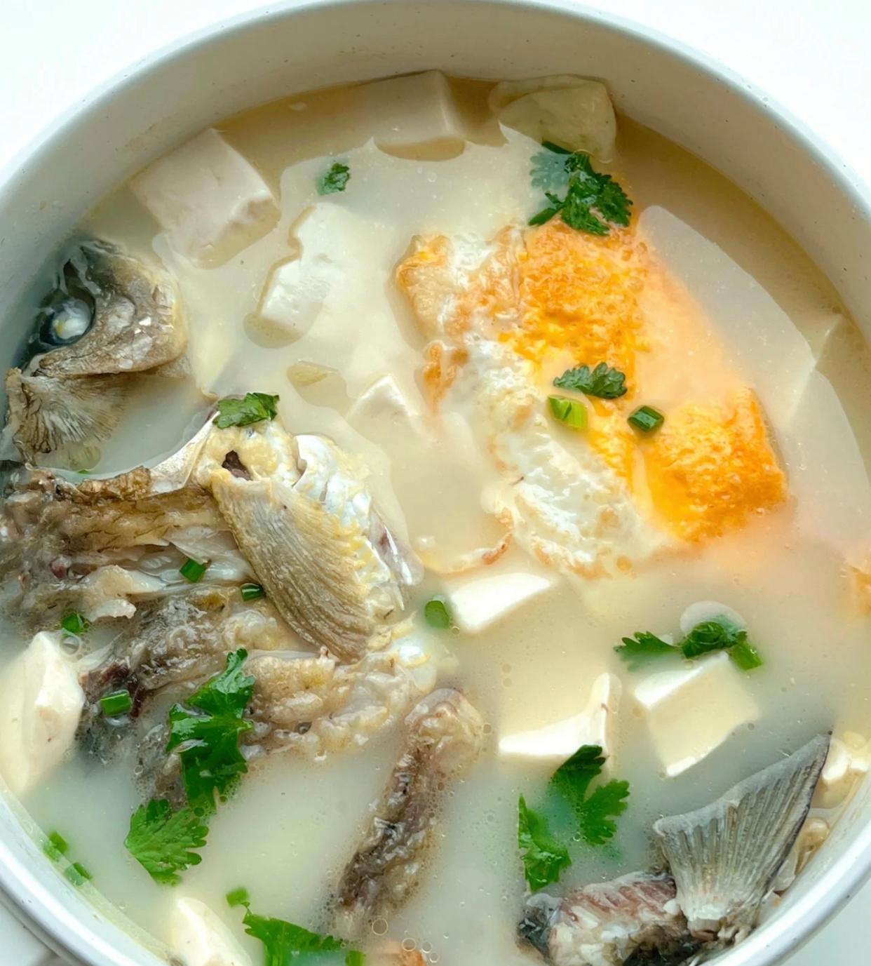 家常炖鲫鱼怎么做(家常炖鲫鱼怎么做好吃又不腥,关键步骤是什么?)