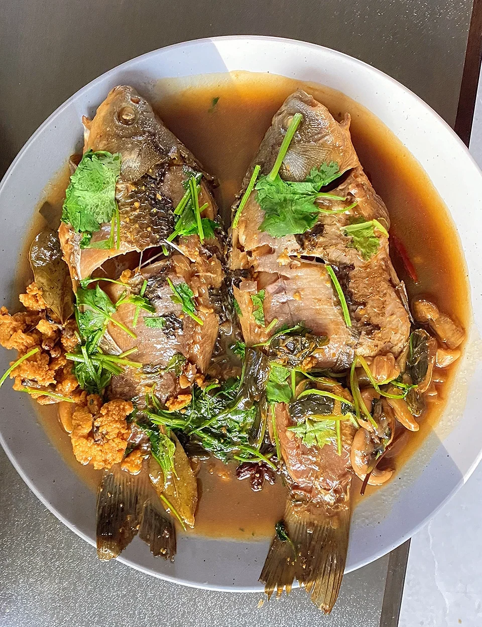 家常炖鲫鱼怎么做(家常炖鲫鱼怎么做好吃又不腥,关键步骤是什么?)