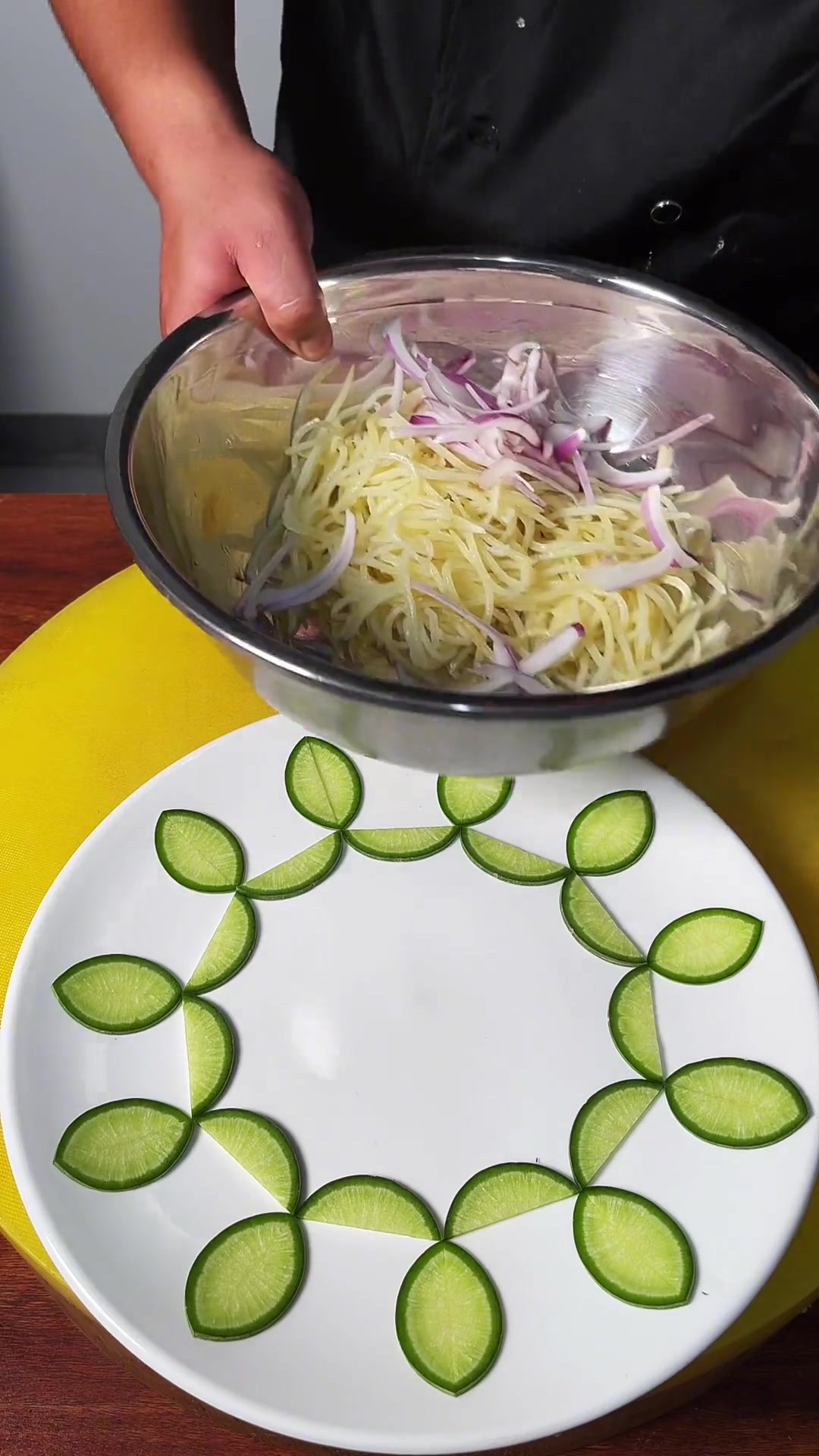 凉菜制作摆盘(凉菜摆盘花样图片及做法)