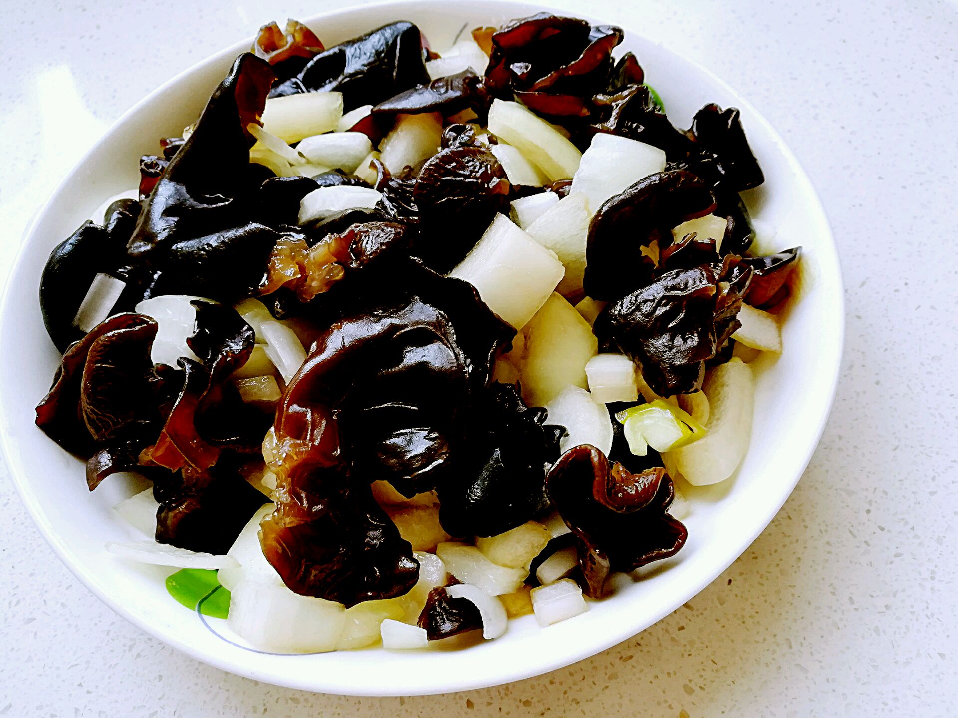 木耳洋葱头凉菜(洋葱木耳凉拌饭店做法) 木耳洋葱头凉菜(洋葱木耳凉拌饭店做法)