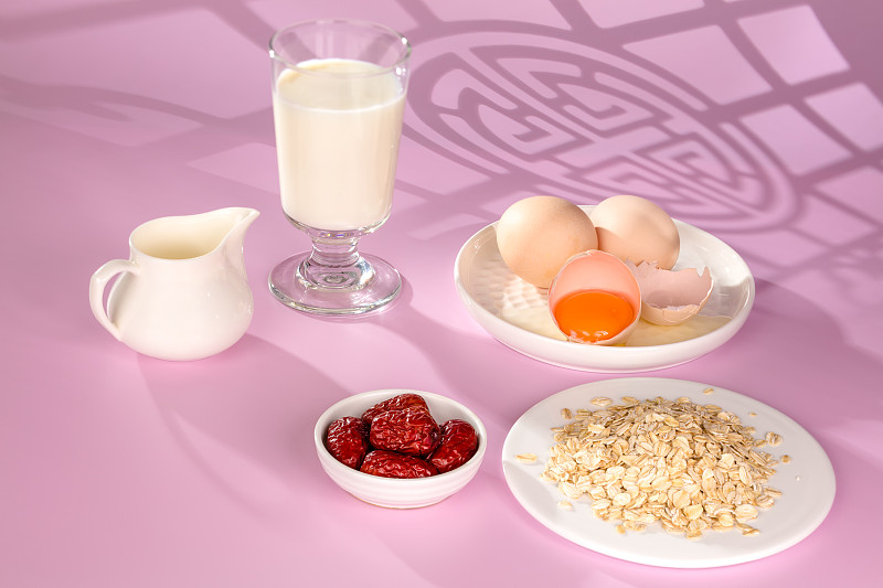 燕麦牛奶早餐(燕麦牛奶早餐吃好还是晚餐吃好)