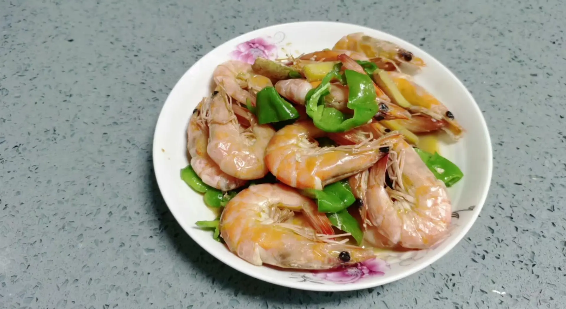 红烧明虾家常做法(红烧虾的最简单做法) 红烧明虾家常做法(红烧虾的最简单做法)