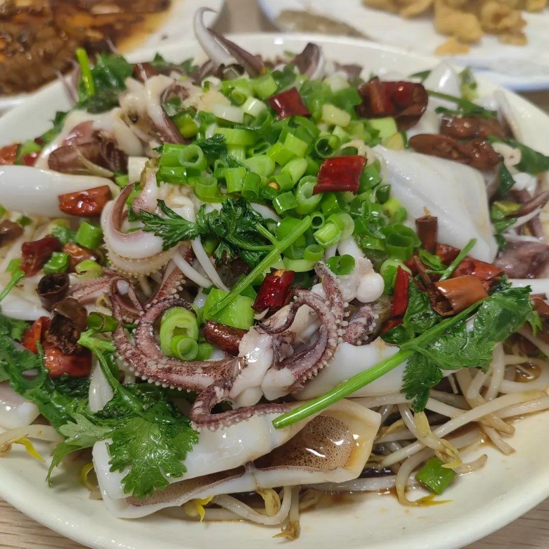 小吃街炒鱿鱼(小吃街炒鱿鱼图片)