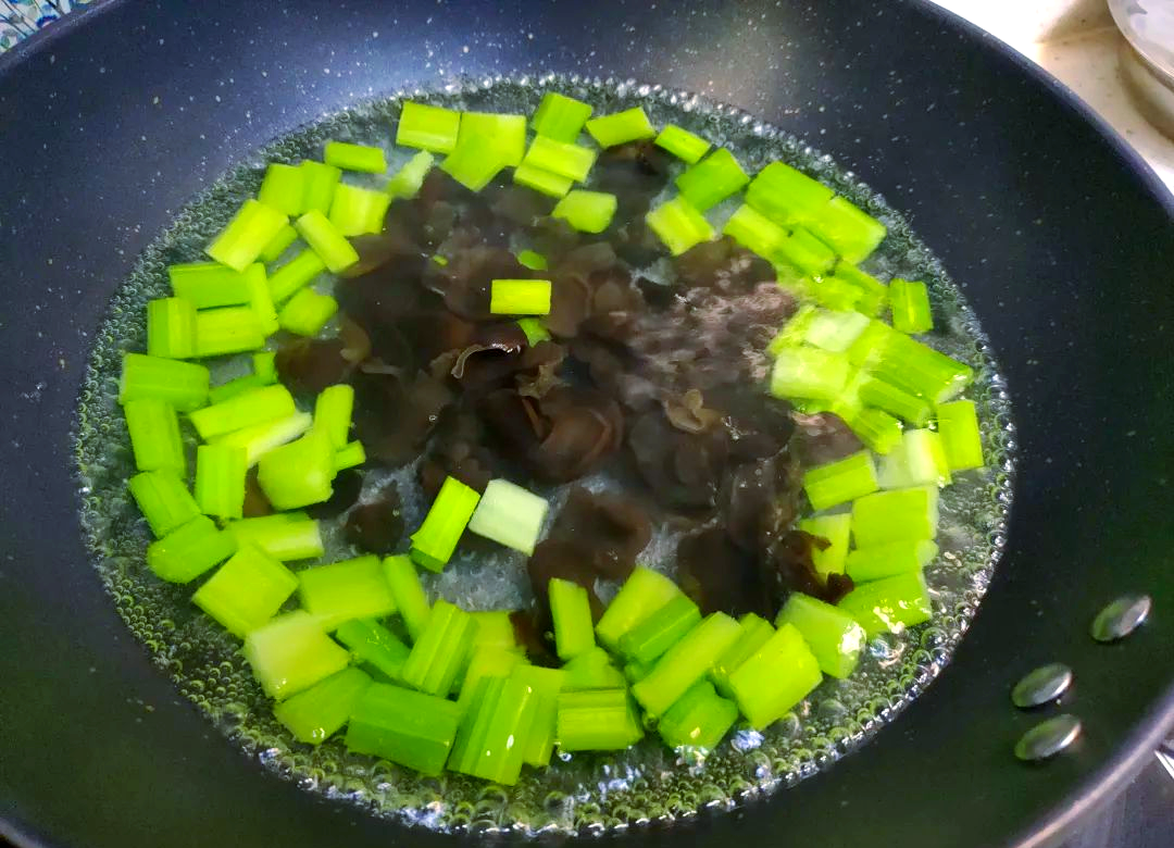 木耳芹菜凉菜(芹菜凉拌木耳怎么做好吃) 木耳芹菜凉菜(芹菜凉拌木耳怎么做好吃)