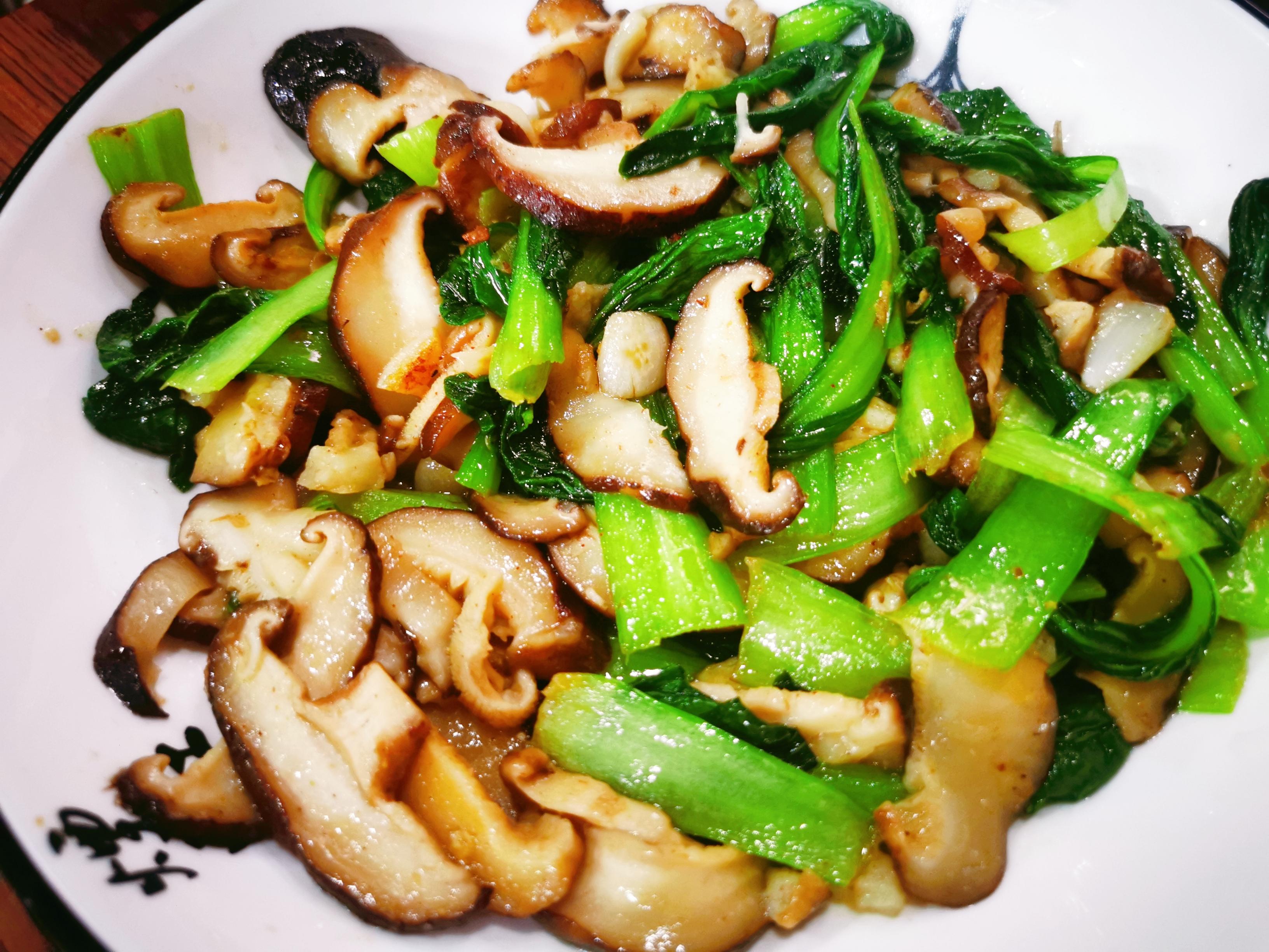 香菇和哪些素菜可以炒(香菇和哪些素菜可以炒着吃)