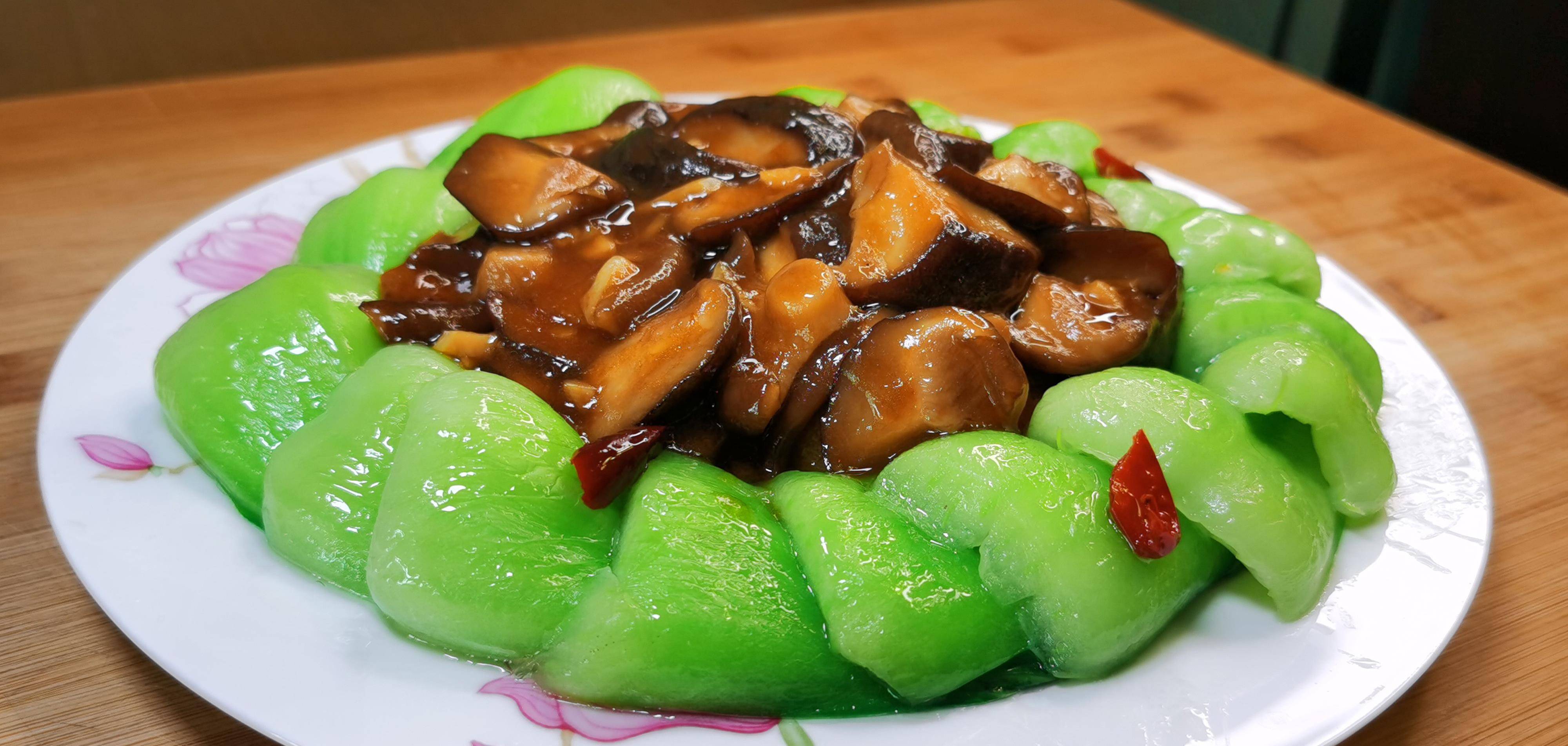 香菇和哪些素菜可以炒(香菇和哪些素菜可以炒着吃)