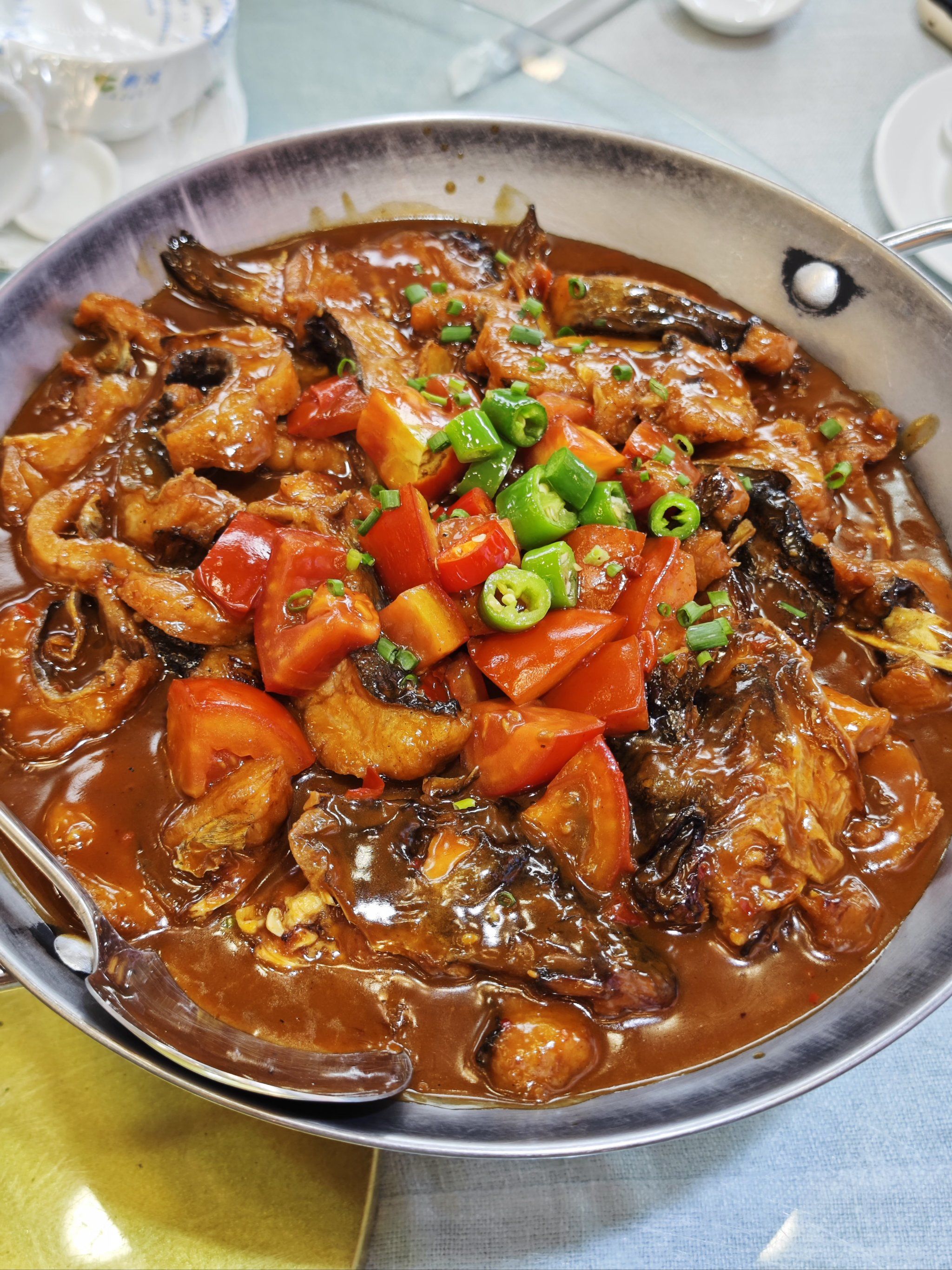 阳朔桥上小吃鱼(阳朔吃鱼为什么那么贵) 阳朔桥上小吃鱼(阳朔吃鱼为什么那么贵)