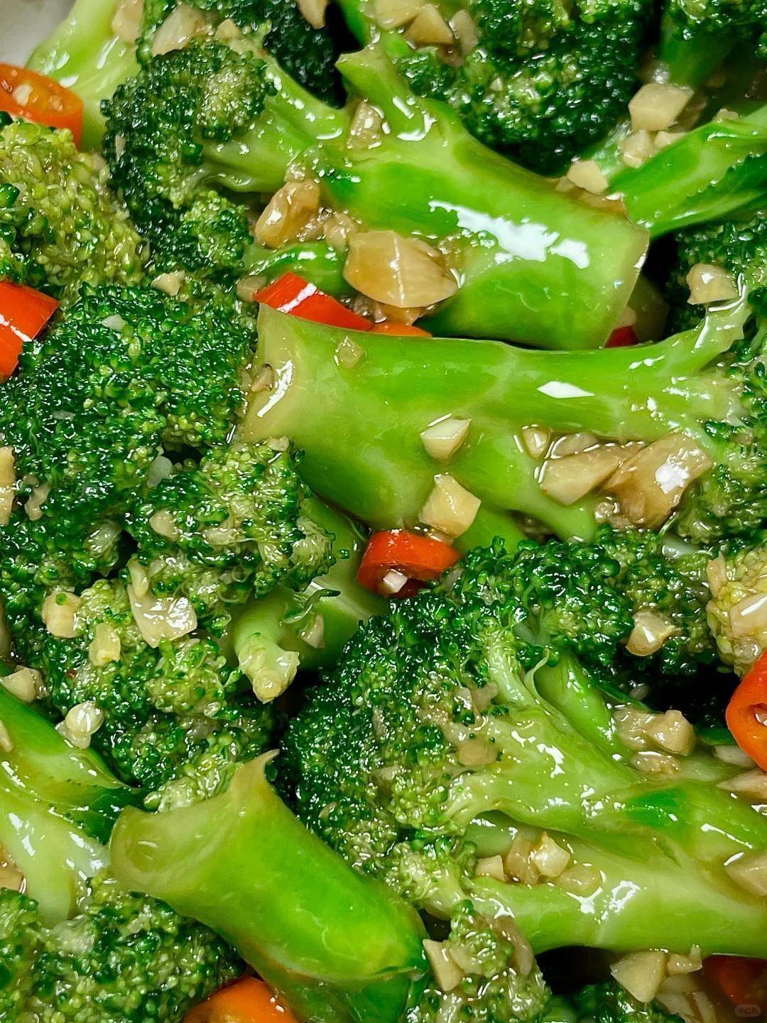 爆炒西兰花的家常做法(爆炒西兰花怎么做好吃窍门)