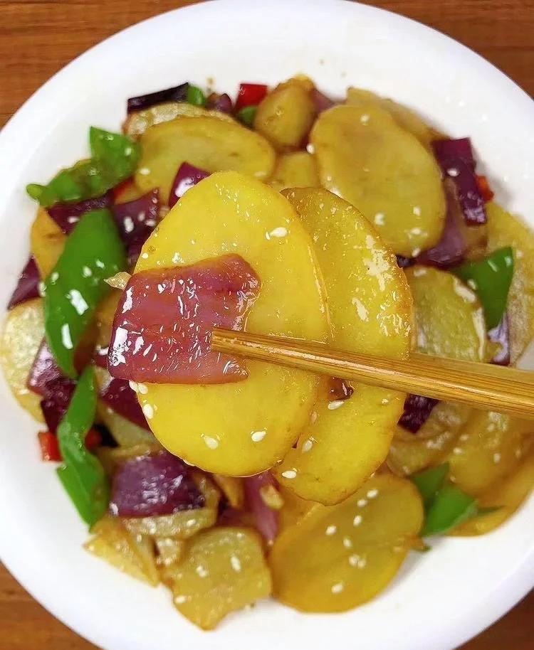 洋葱炒土豆素菜(洋葱炒土豆片窍门)