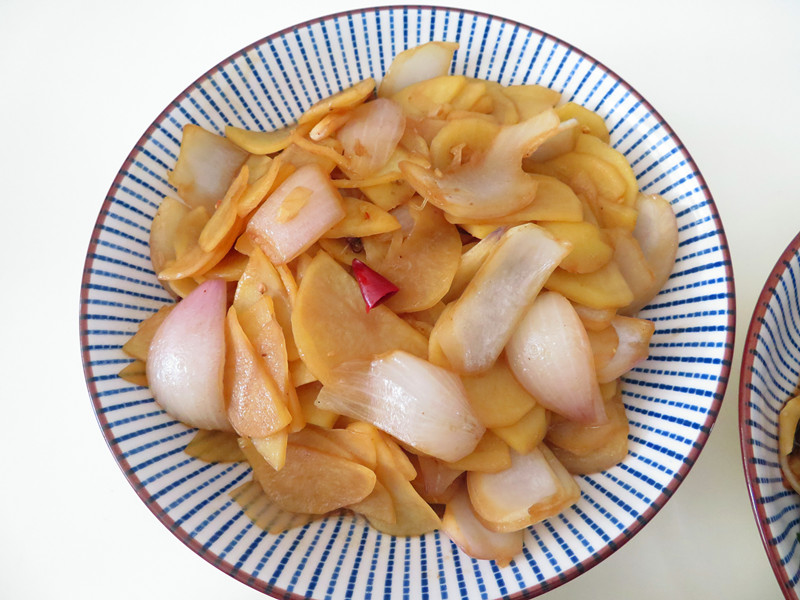 洋葱炒土豆素菜(洋葱炒土豆片窍门)