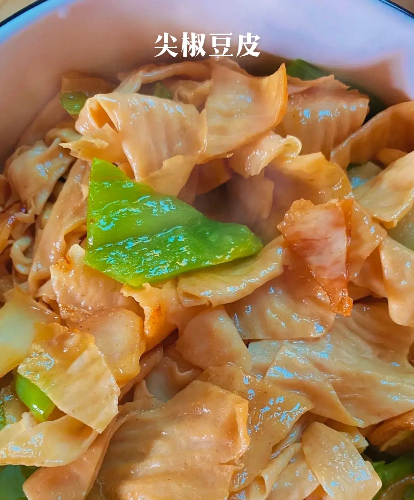 尖椒豆皮的家常做法(正宗东北尖椒干豆腐的做法)
