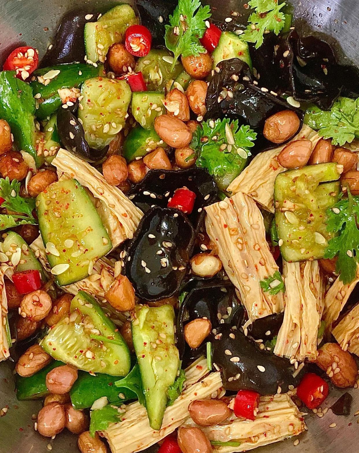 产妇能吃黄瓜凉菜吗(坐月子能吃凉拌黄瓜吗,会不会回奶)