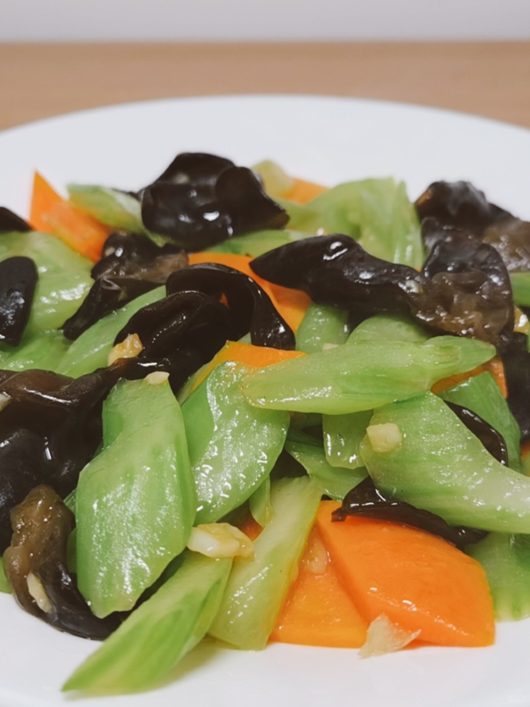 西芹炒木耳特色(西芹木耳炒肉片图片)