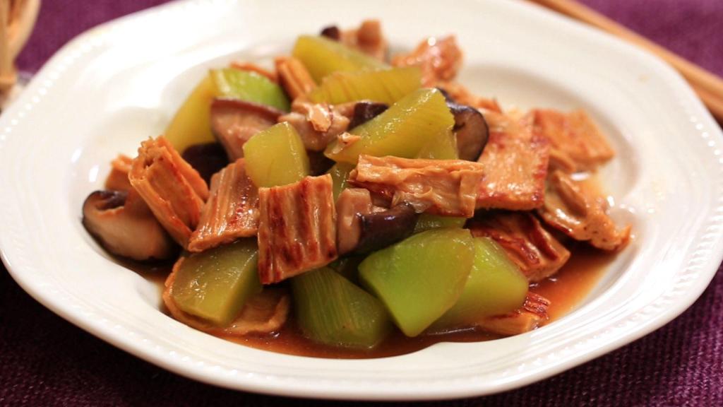 烧鸭子用什么素菜好(烧鸭子里面放什么蔬菜好)