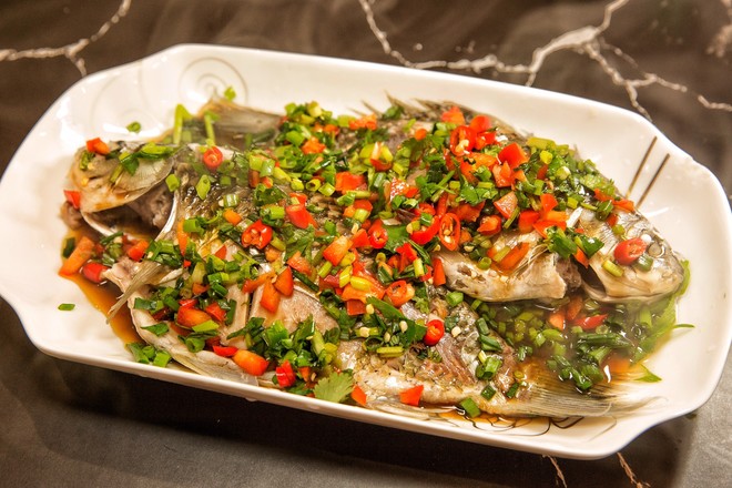 河鲫鱼凉菜(凉拌鲫鱼配菜)