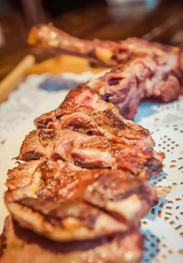 蒙古坉特色烤羊腿(内蒙古大草原烤全羊)