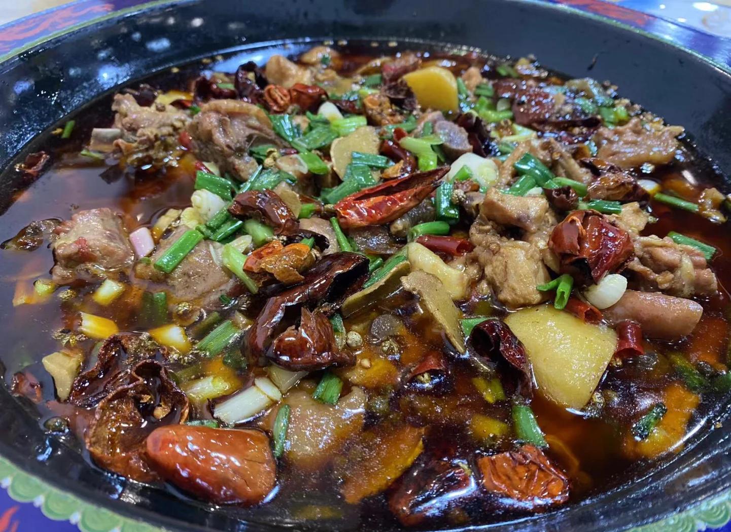 烧鸡公特色火锅做法视频(烧鸡公火锅加盟费用多少钱)