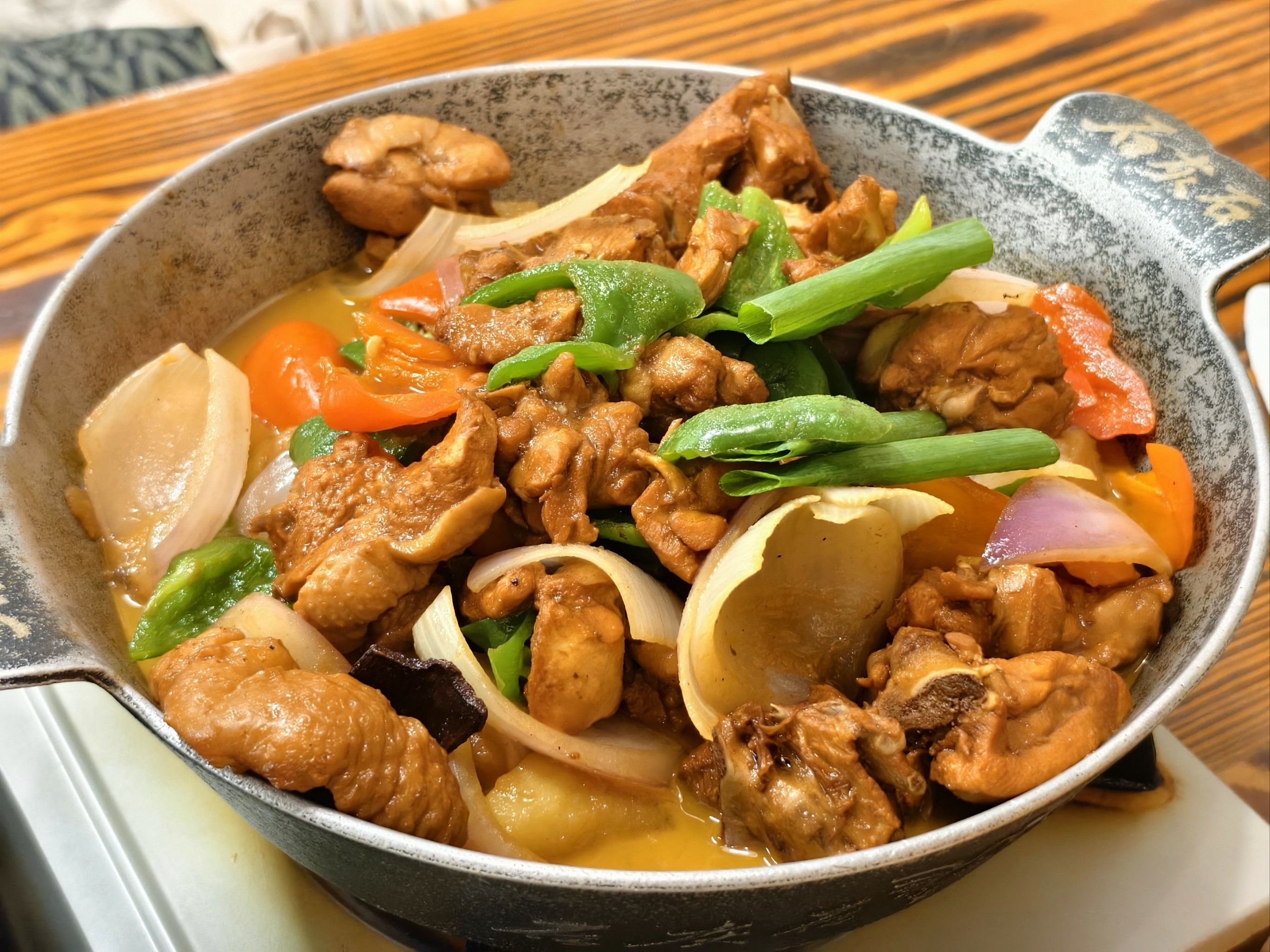 烧鸡公特色火锅做法视频(烧鸡公火锅加盟费用多少钱)