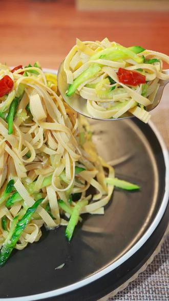 黄瓜豆皮凉菜做法大全(黄瓜豆皮怎么凉拌好吃窍门)